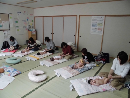 インファントマッサージ教室の様子