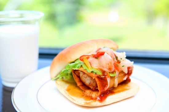 別海の大ぶりなホタテを使ったジャンボホタテバーガー